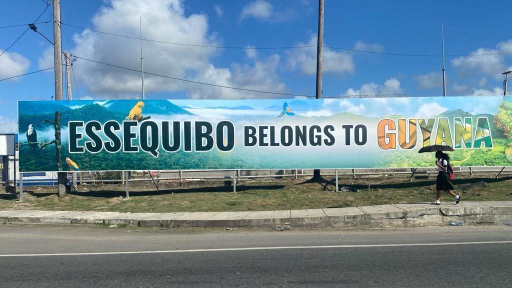 Cartaz em avenida de Georgetown com o slogan: 'Essequibo belongs to Guyana' (Essequibo pertence à Guiana, na tradução do inglês)