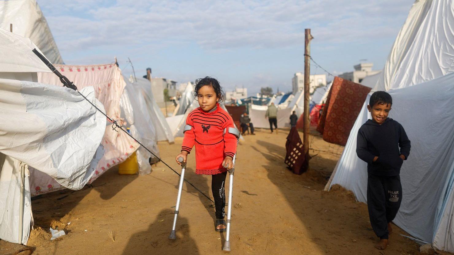 أطفال في مخيم في رفح في قطاع غزة.