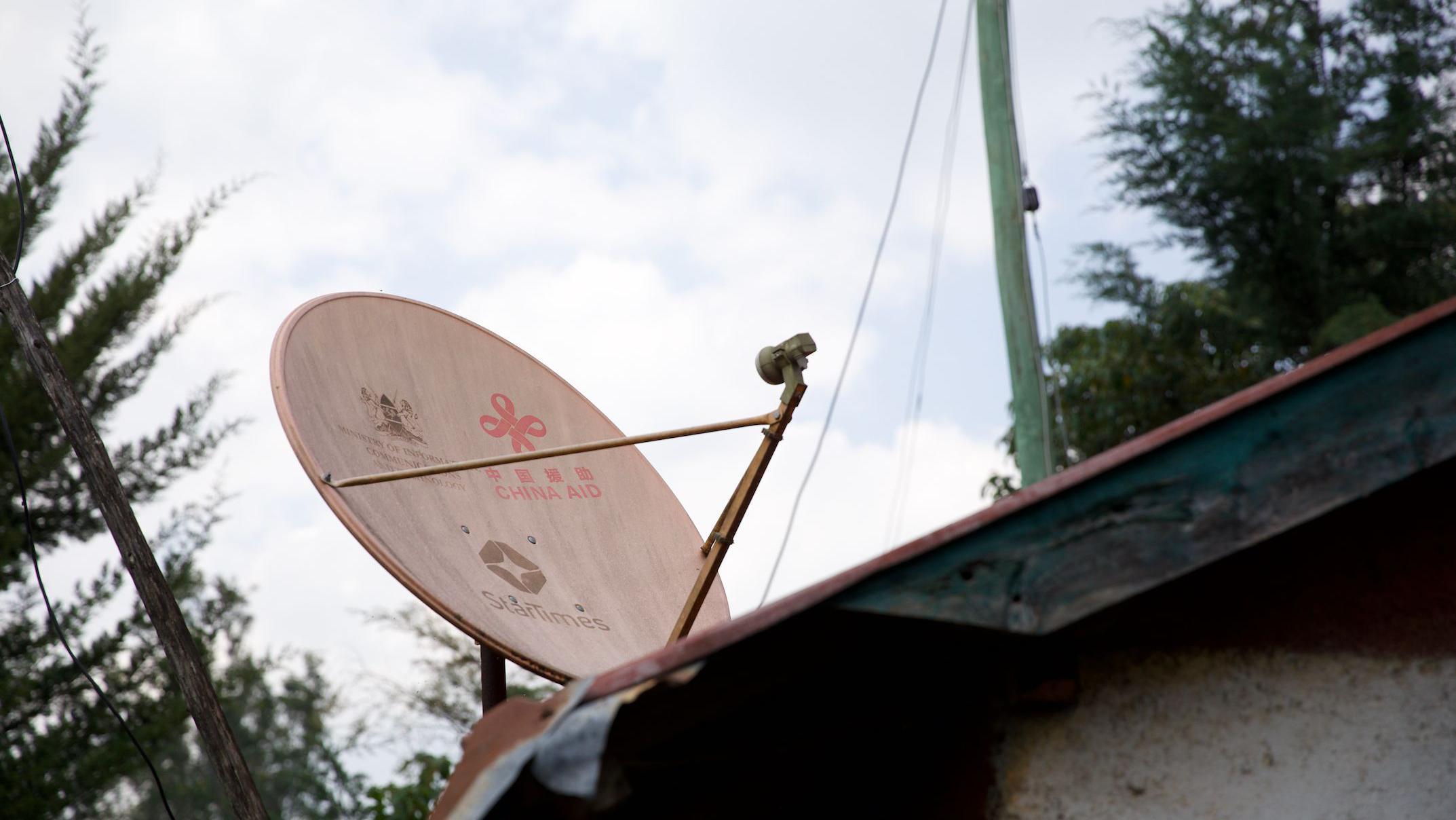 Una antena parabólica de StarTimes en lo alto de una casa de un pueblo de Kenia