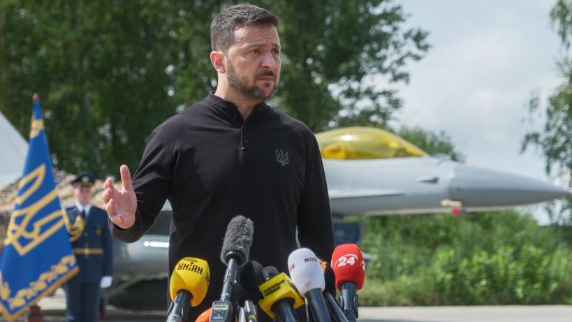 Zelensky junto a un F16 donado a Ucrania