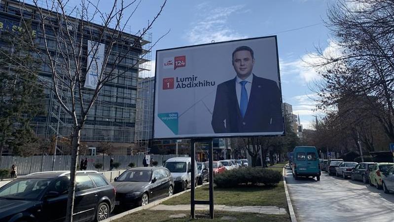 Bilbord LDK kandidata za premijera Ljumira Abdidžikua u Južnoj Mitrovici 