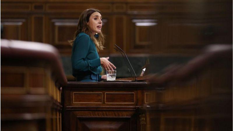 Igualdade da Espanha discursando em púlpito