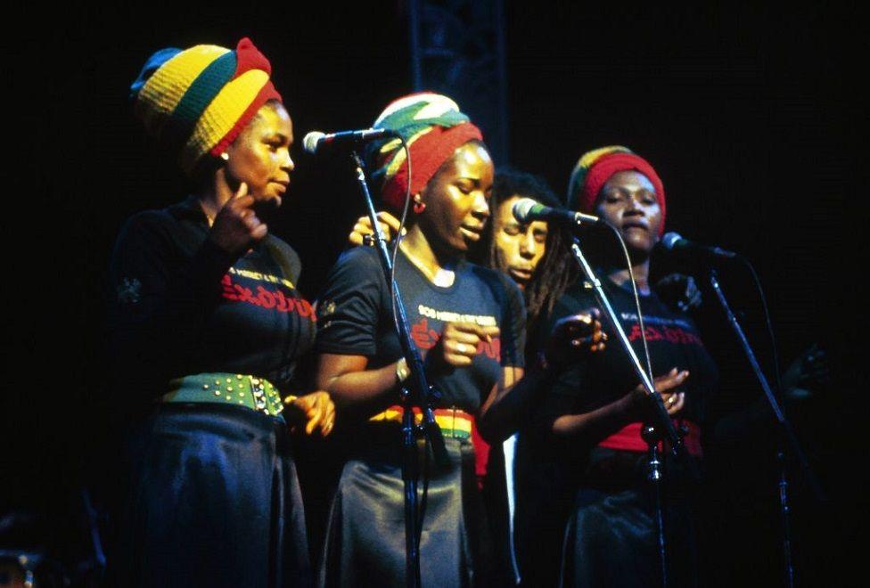 Bob Marley junto a Judy Mowatt (izquierda), Rita (centro) y Marcia Griffiths.