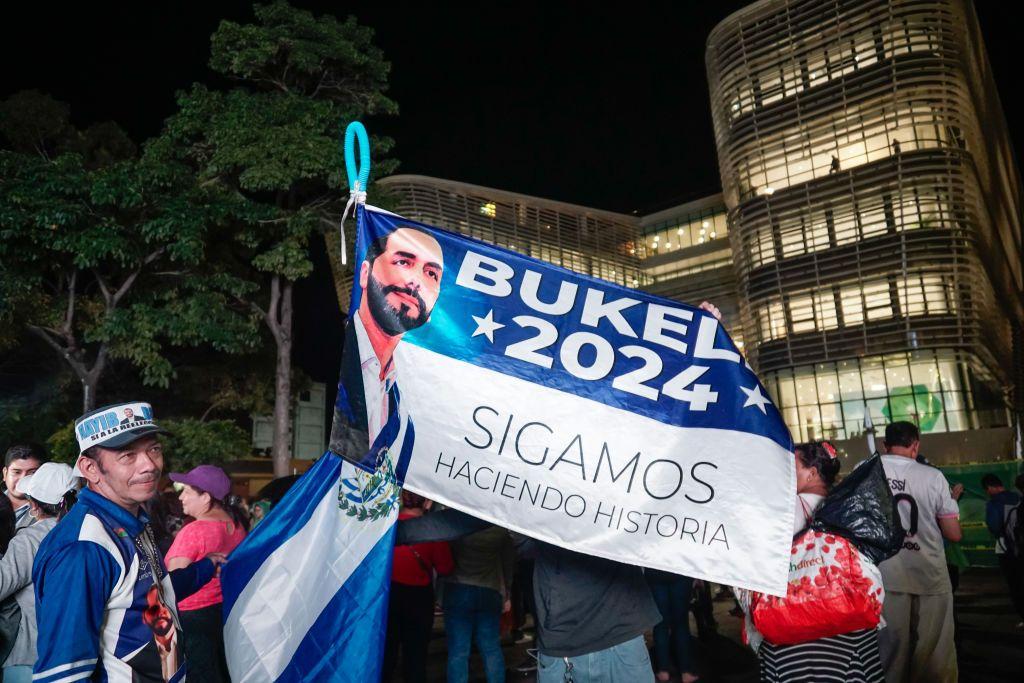 Simpatizantes de Bukele sostienen una pancarta a favor de la reelección presidencial en la inauguración de la nueva biblioteca nacional en San Salvador en noviembre de 2023.