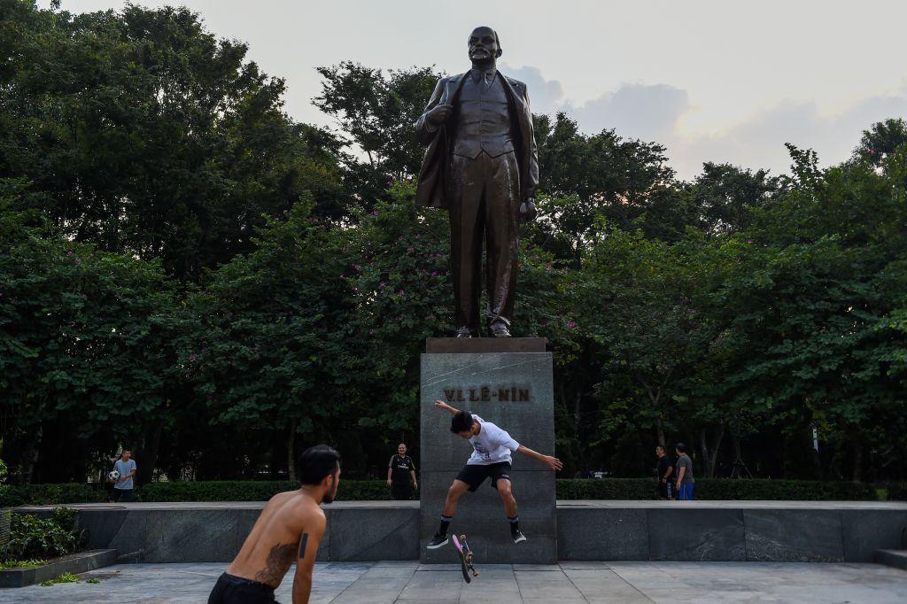 Estátua de Lênin com skatistas na frente