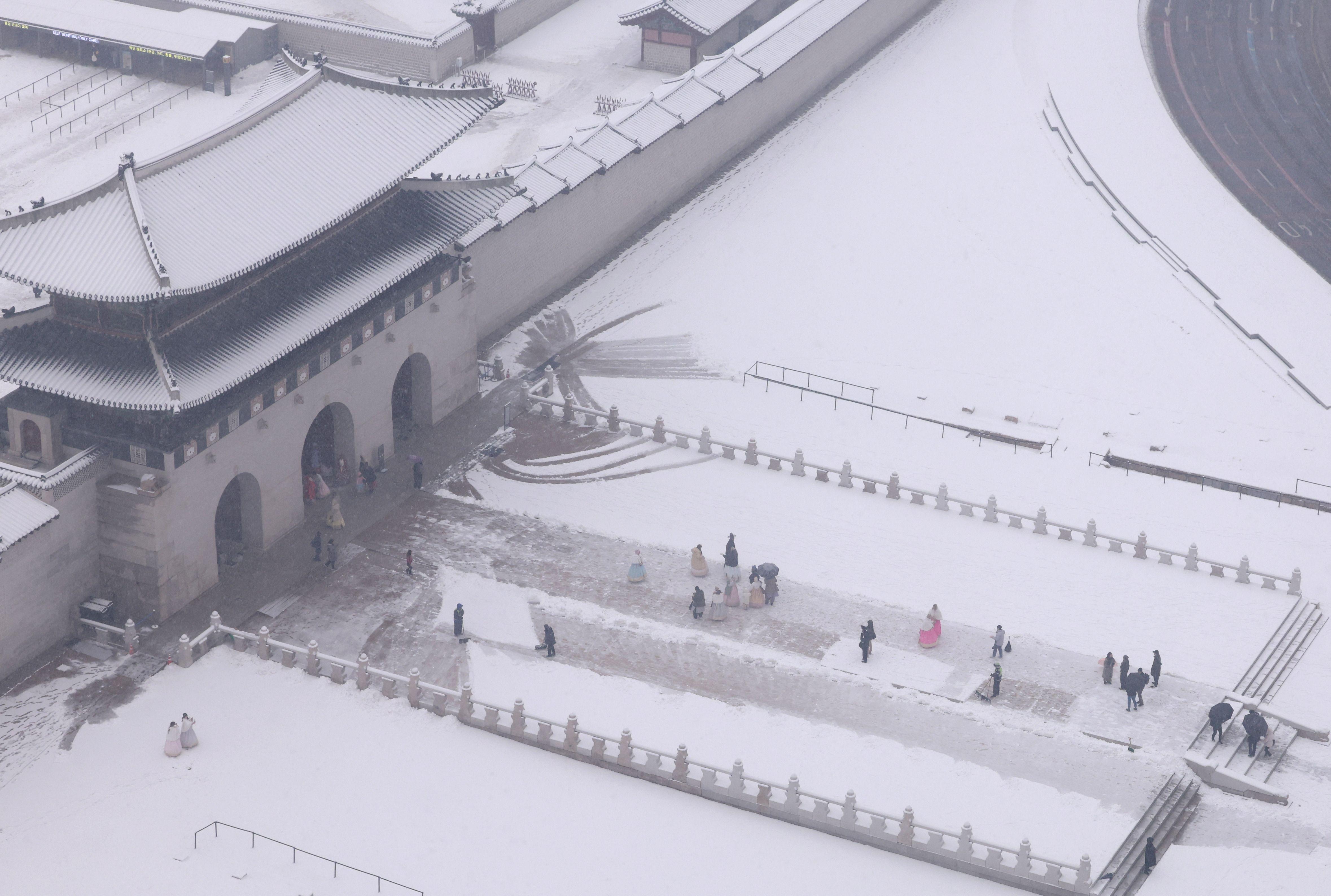 5일 많은 눈이 내린 한국 서울 광화문. 이날 오전 중에만 최대 6.1㎝에 달하는 강설량이 기록된 가운데 기상청은 6일 오전까지 최대 8㎝의 눈이 더 내릴 것으로 예상했다