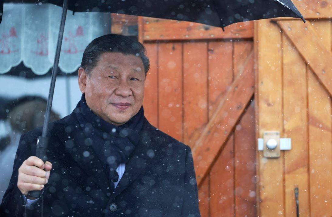 الرئيس الصيني شي جين بينغ يحمل مظلة خارج أحد المطاعم، يوم الثلاثاء 7 مايو 2024، عند ممر تورمالت، في جبال البيرينيه، في زيارة استضاف فيها الرئيس الفرنسي الزعيم الصيني لعقد اجتماعات خاصة