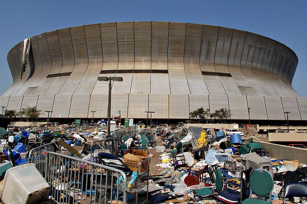 Lixo e detritos do lado de fora do Superdome em Nova Orleans, Louisiana, em 6 de setembro de 2005