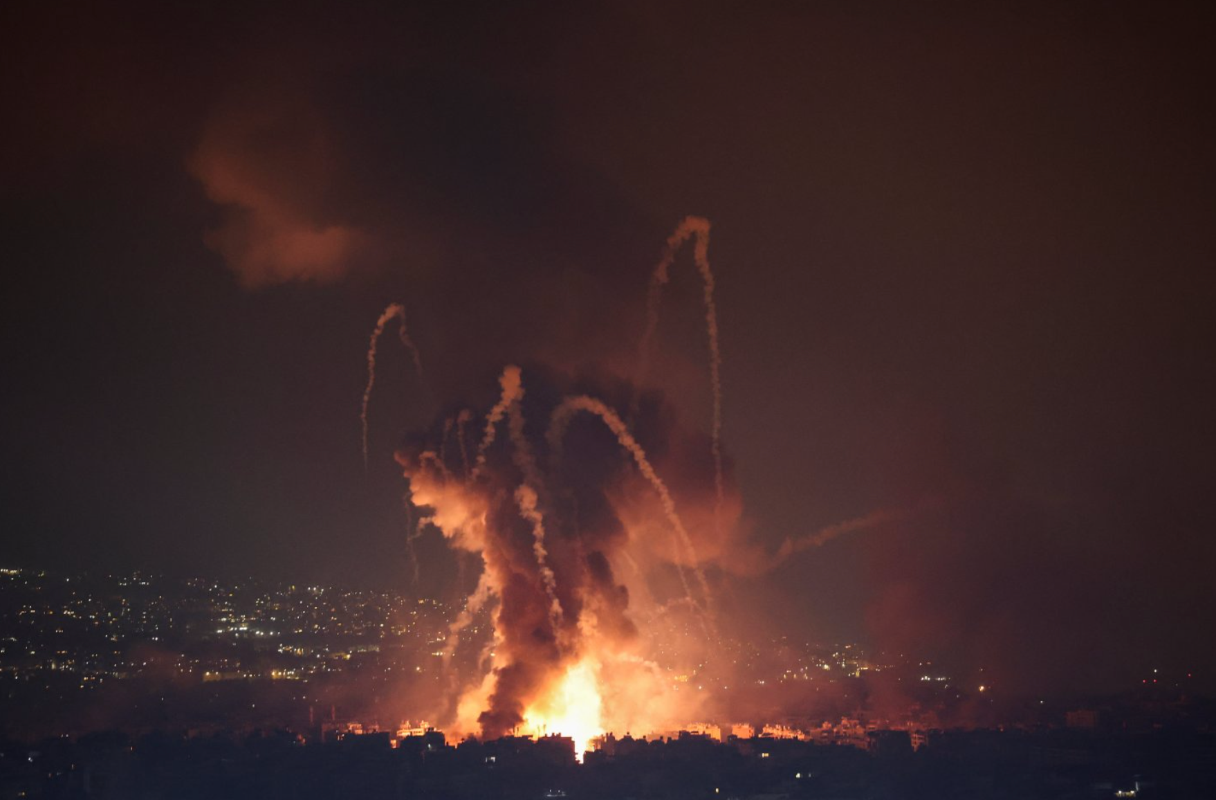 Asap dan api mengepul di pinggiran selatan Beirut, setelah serangan udara Israel di Sin El Fil, Lebanon, pada 7 Oktober 2024.