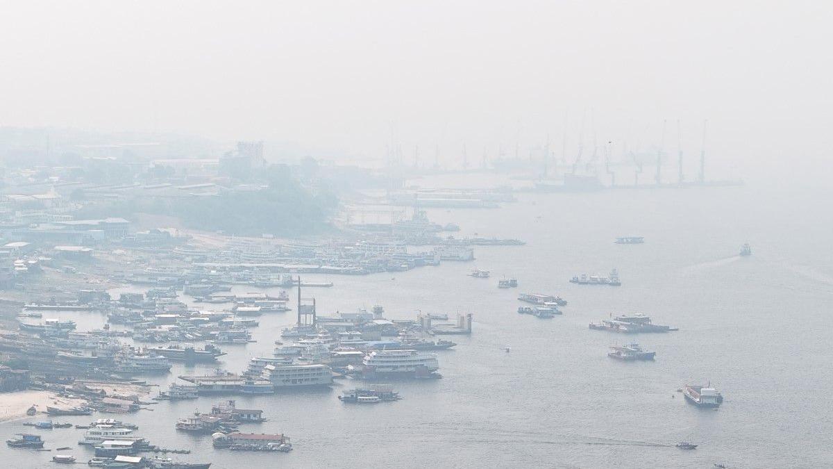 Imagem aérea de Manaus coberta por fumaça de queimadas