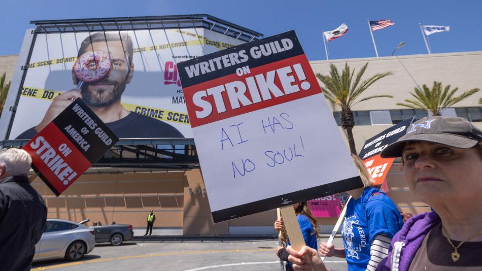 Cartaz na greve dos roteiristas de Hollywood diz: 