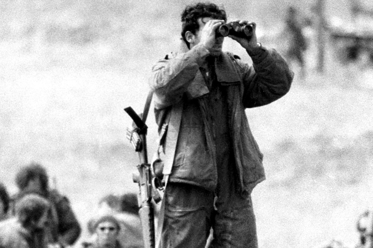 Seorang tentara Israel pada 15 Maret 1978 melihat melalui teropong saat invasi pertama ke Lebanon selatan