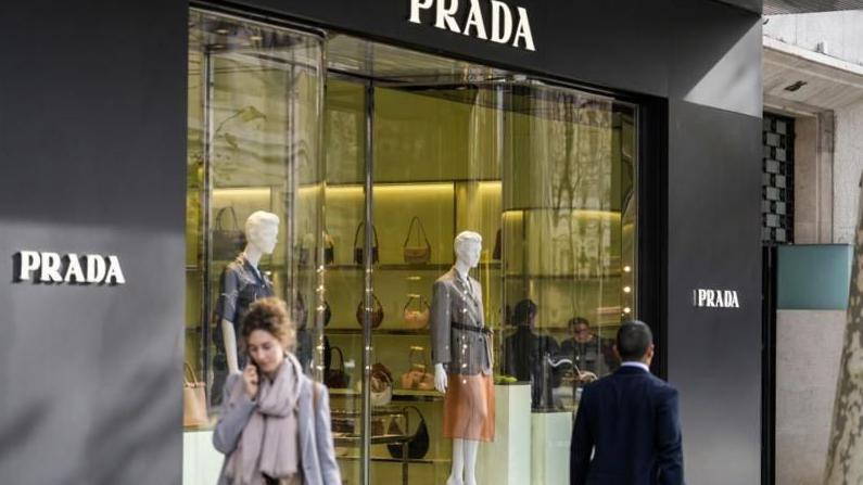 Fotografia mostra vitrine de uma loja da marca Prada