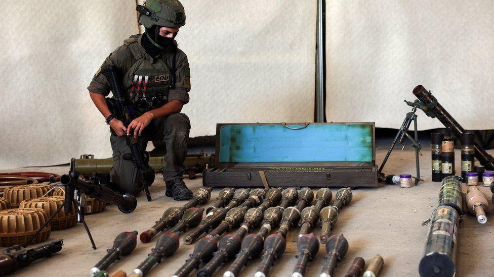 As IDF exibem armas que dizem ter sido deixadas para trás pelo Hamas no sul de Israel após a sua invasão em outubro de 2023