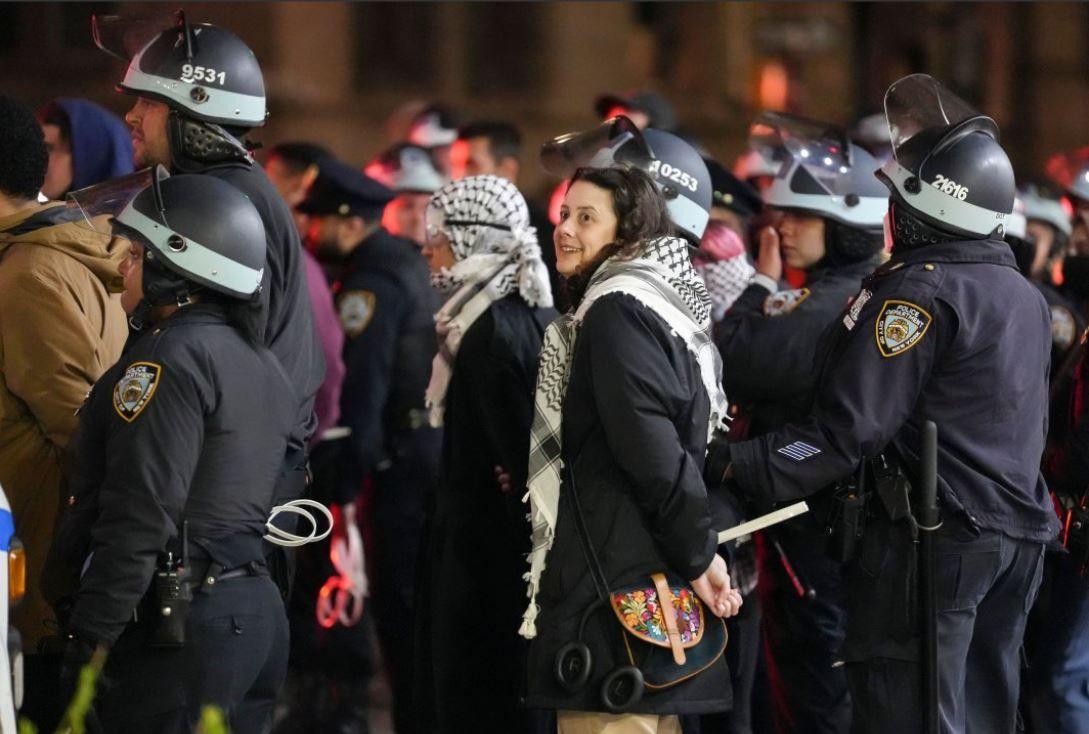 شرطة نيويورك تعتقل 300 طالب وتداهم ثالث احتجاج طلابي جامعي في المدينة خلال يومين 
