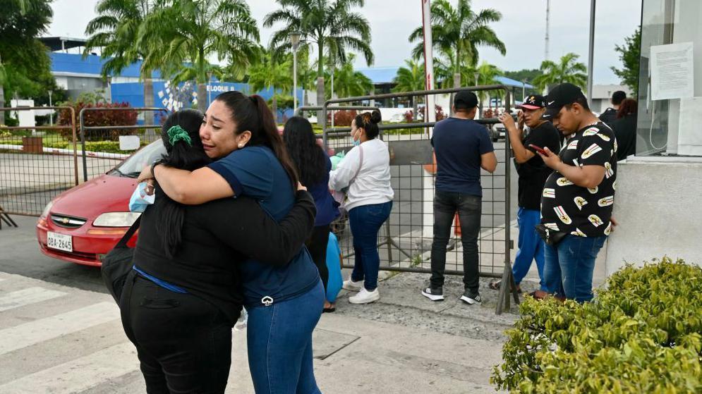 Familiares afuera del Centro Forense de Guayaquil esperando noticias sobre sus familiares