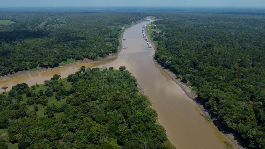 Vista aérea do lago do Piranha, no Amazonas