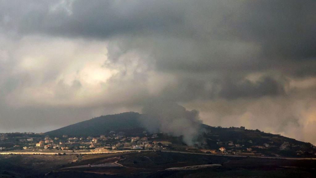 دخان يتصاعد جراء مواجهات عسكرية على الحدود اللبنانية