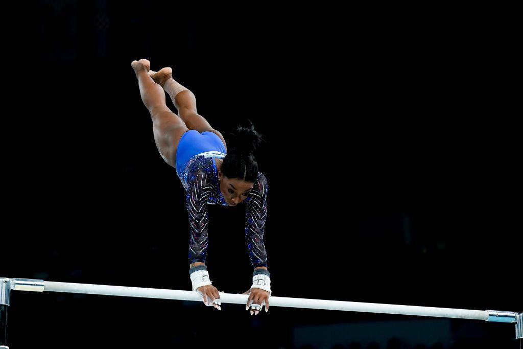 Simone Biles en las barras asimétricas