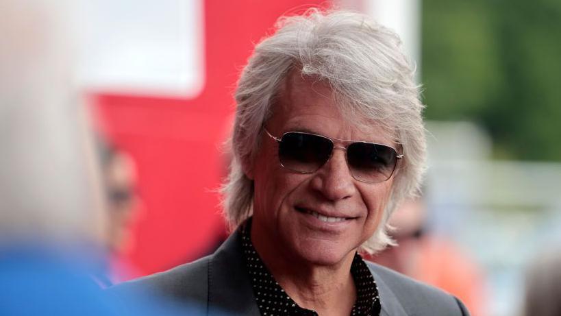 Bon Jovi en una alfombra roja.