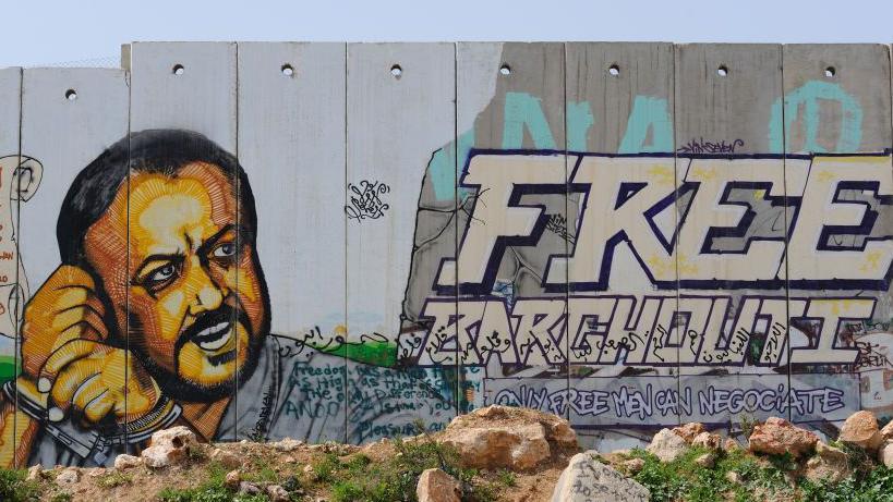 رسم جداري سياسي واجتماعي يظهر السياسي الفلسطيني مروان البرغوثي على الجدار الإسرائيلي العازل في الضفة الغربية - 2014