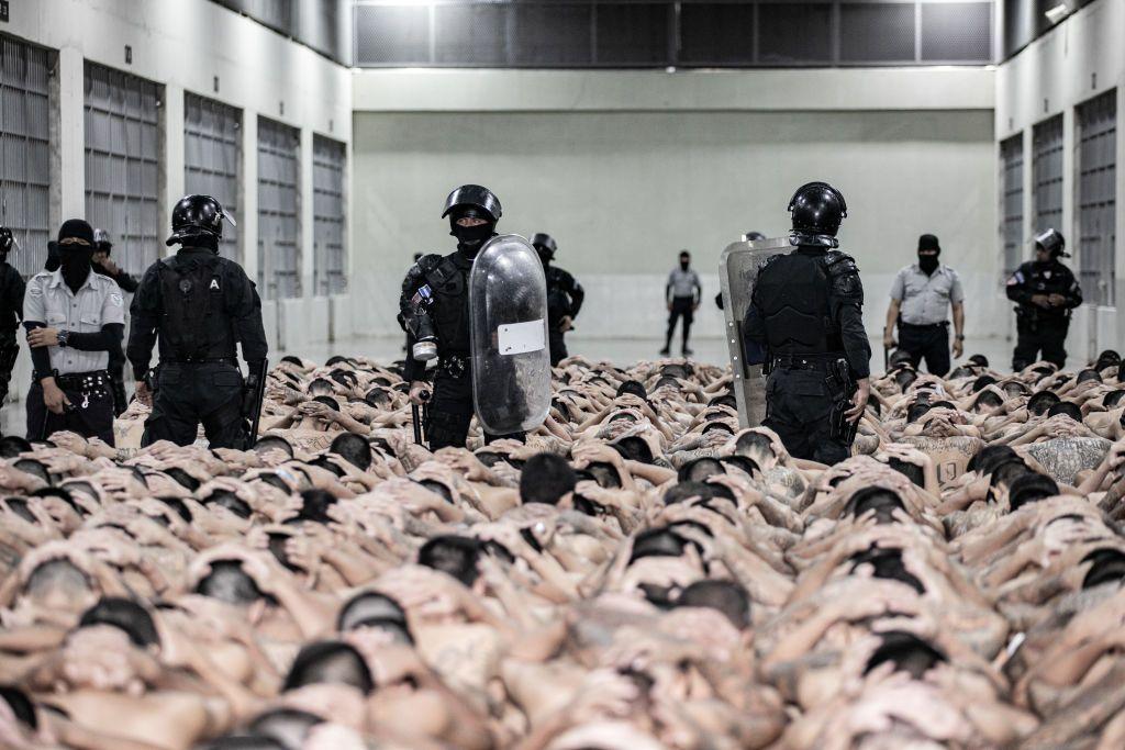 Guardias vigilan a presos en uno de los pabellones del Centro de Confinamiento del Terrorismo (Cecot) tras haber sido trasladados 2.000 detenidos a la megacárcel de Tecoluca, El Salvador, el 11 de junio de 2024. (Foto:  Oortesía /Presidencia de El Salvador vía Getty Images )