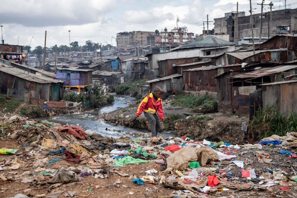 Kenya'da yoksul mahalle'de bir çocuk