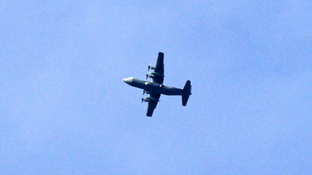 Un avión de guerra israelí sobrevuela la ciudad de Jan Yunis, la ciudad más grande del sur de Gaza.