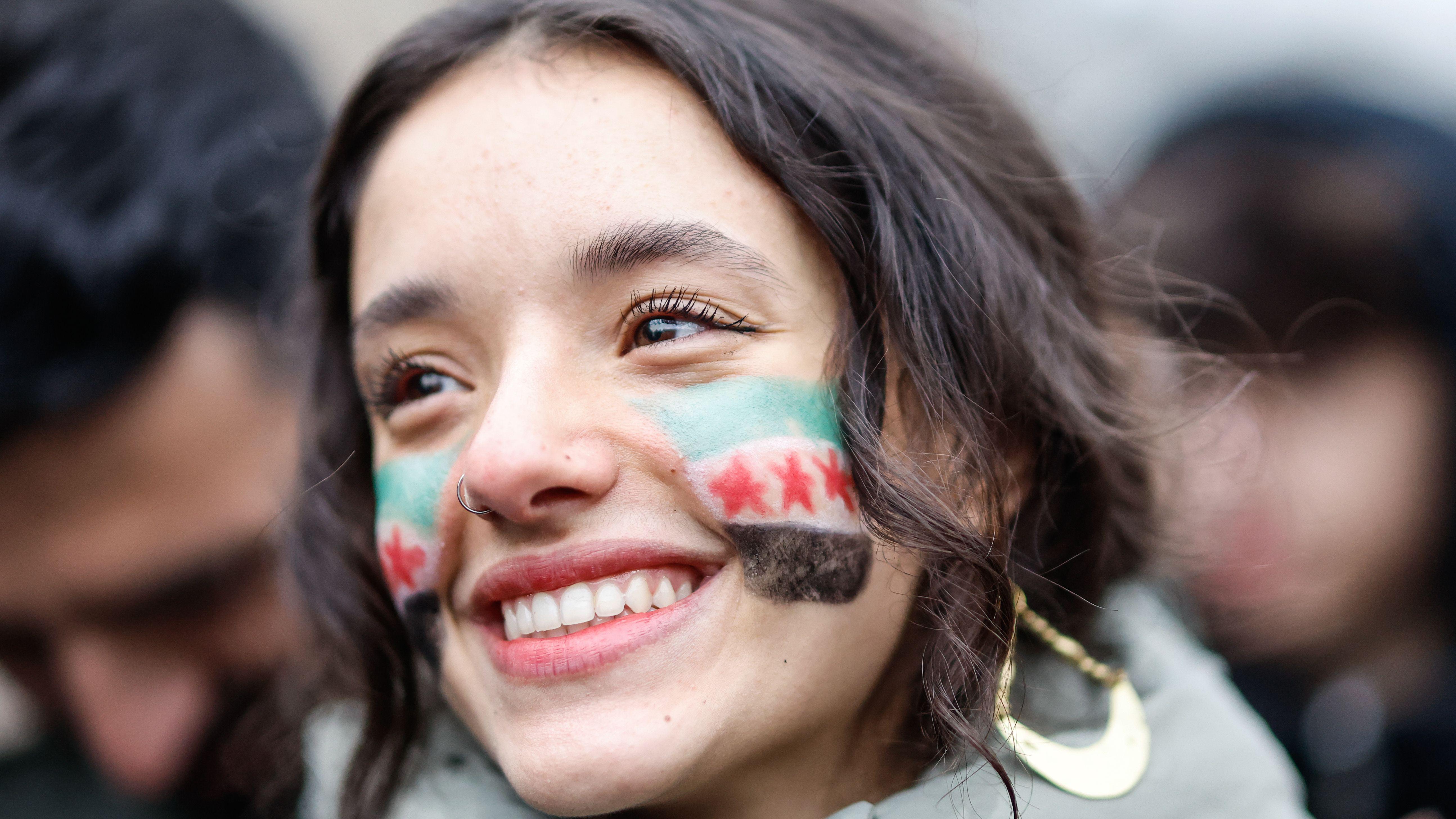 Una simpatizante de la oposición siria celebra la toma de Damasco por los rebeldes, en París, Francia.