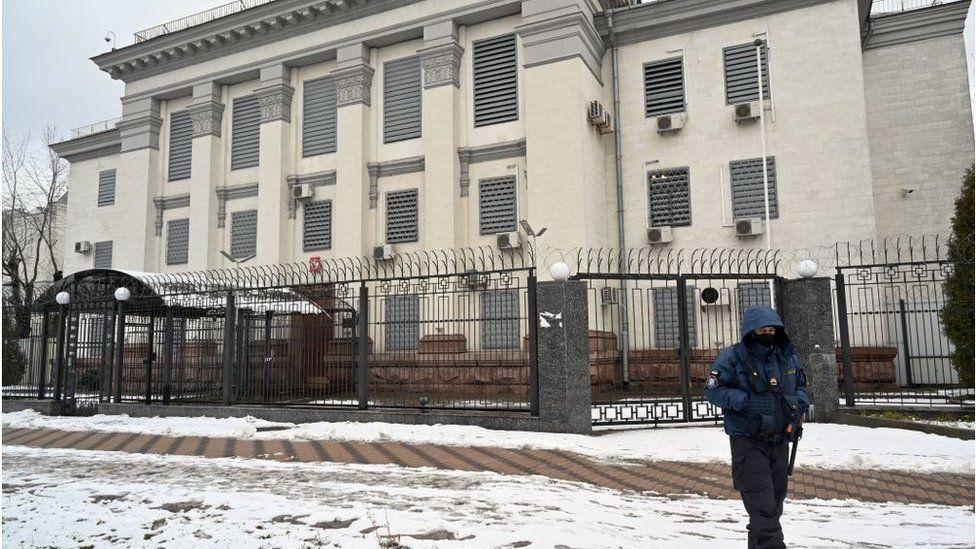 Fachada de la embajada rusa en Kiev, cerrada desde que comenzó la guerra.