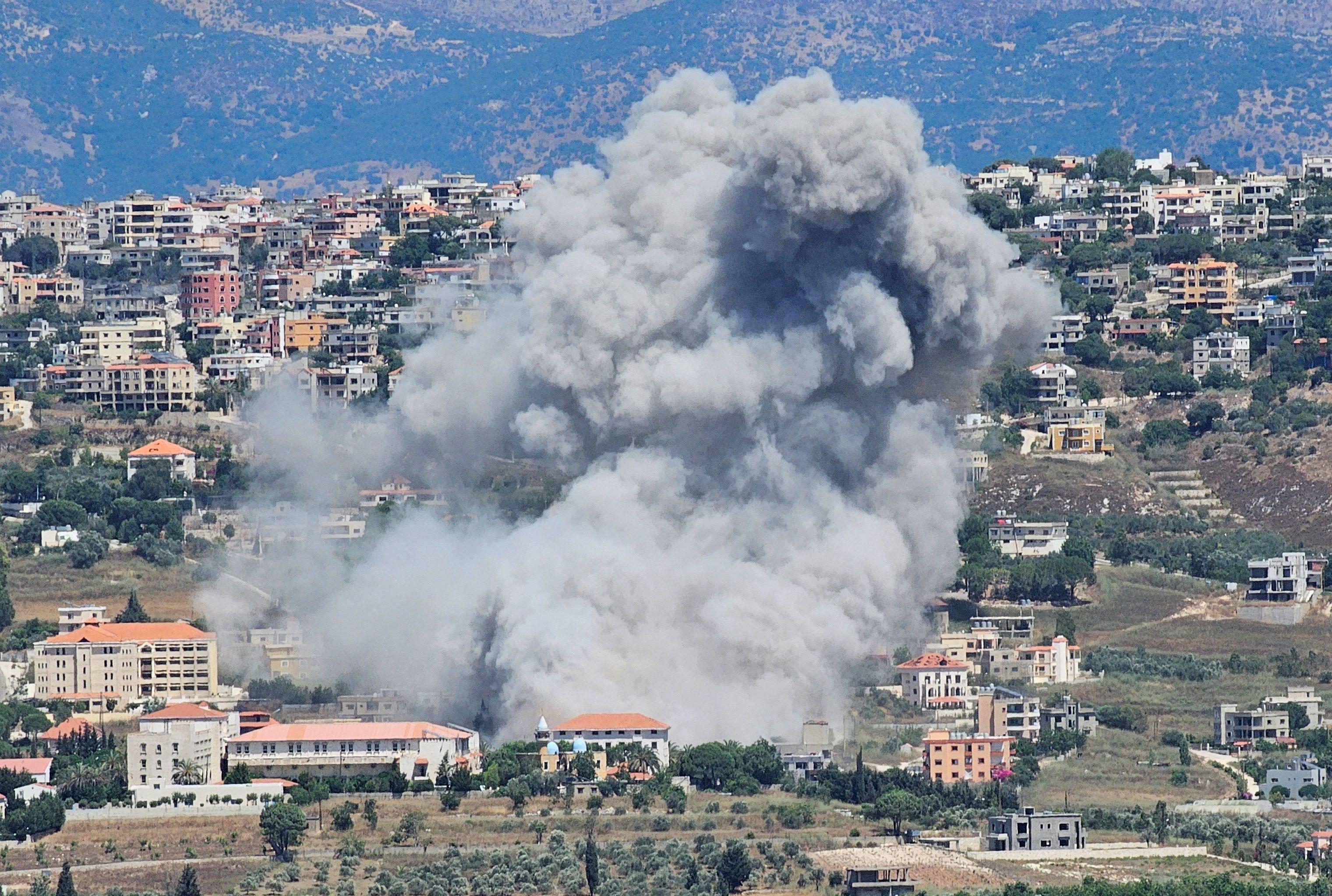 صورة تظهر أعمدة الدخان تتصاعد جراء قصف إسرائيلي على جنوب لبنان .