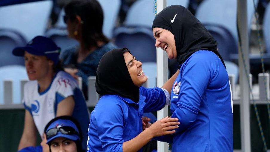 Las jugadoras del equipo femenino de cricket de Afganistán jugaron un partido benéfico en Melbourne, Australia, el 30 de enero de 2025. Es su primer partido desde que huyeron del Talibán hace tres años. 