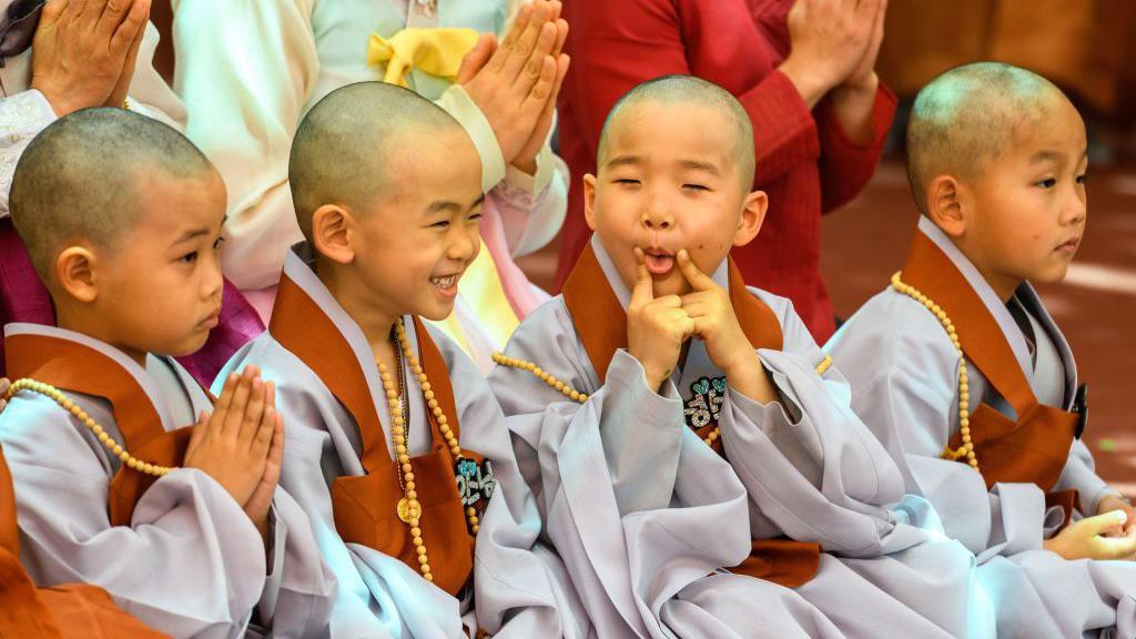 Crianças monges sul-coreanas participando de evento no Templo Jogye em Seul  (27 de maio de 2023) 