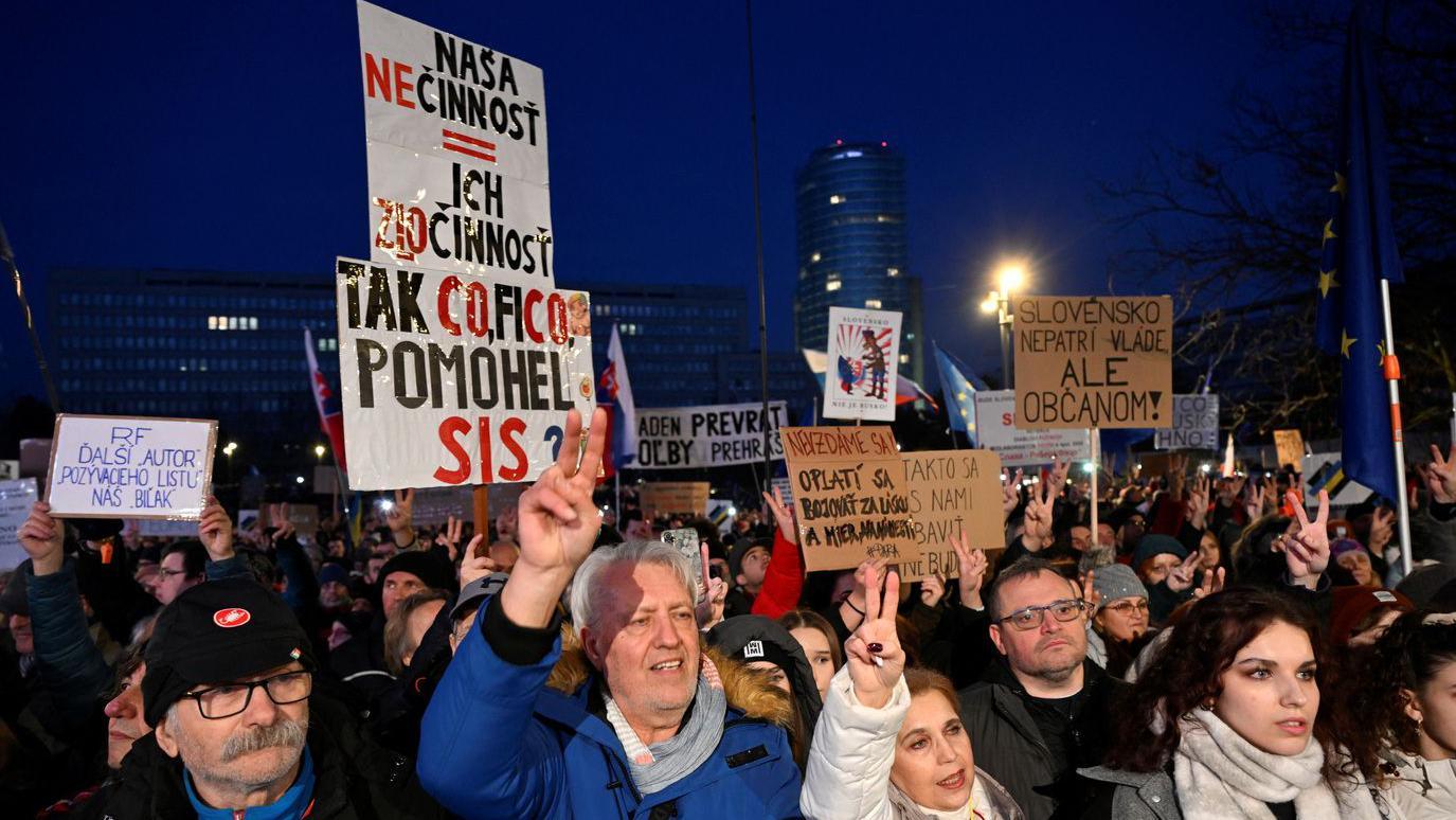 Ljudi na ulicama Slovačke protestuju protiv premijera Fica