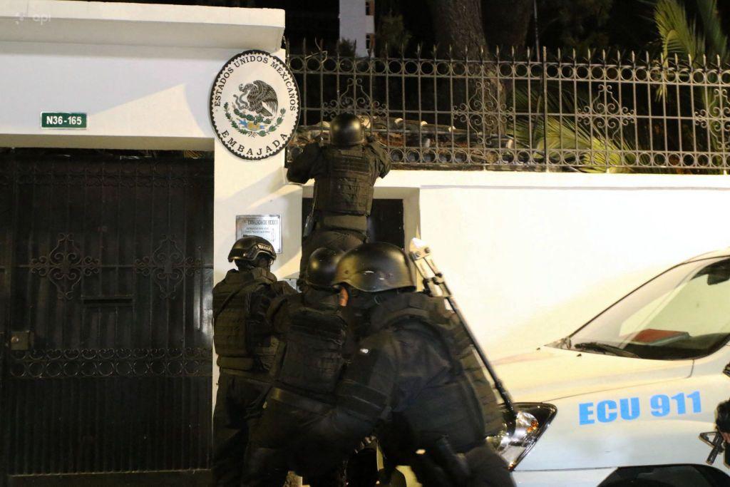 Las autoridades ecuatorianas tratando de ingresar a la embajada de México en Quito. 