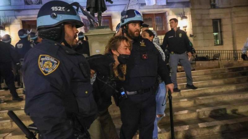 Jovem sendo detida em protesto em universidade dos EUA