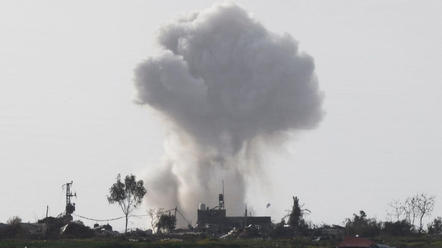 دخان متصاعد جراء قصف إسرائيلي في قطاع غزة.