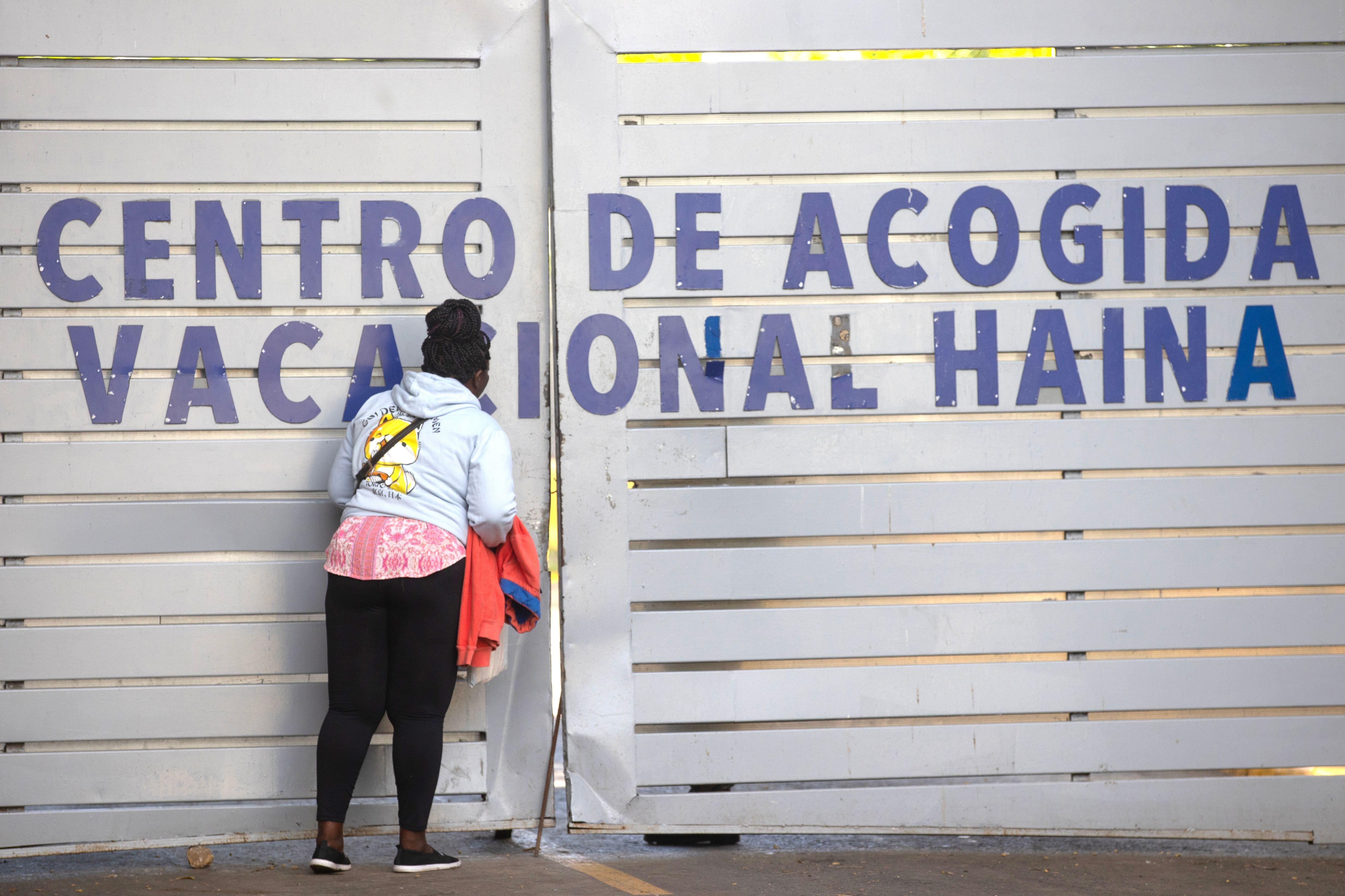 Una mujer haitiana llega a preguntar sobre un familiar detenido al centro de recepción de migrantes de Haina, en República Dominicana, el 7 de octubre de 2024. Orlando Barria/EPA-EFE/REX/Shutterstock (14765346f)
