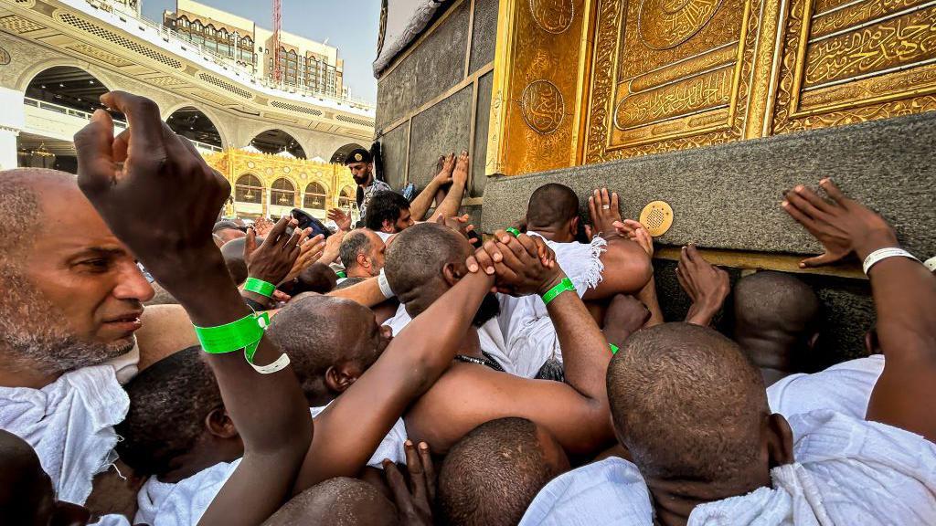 مصلون مسلمون يلمسون الكعبة، داخل المسجد الحرام في مدينة مكة المكرمة بالمملكة العربية السعودية.