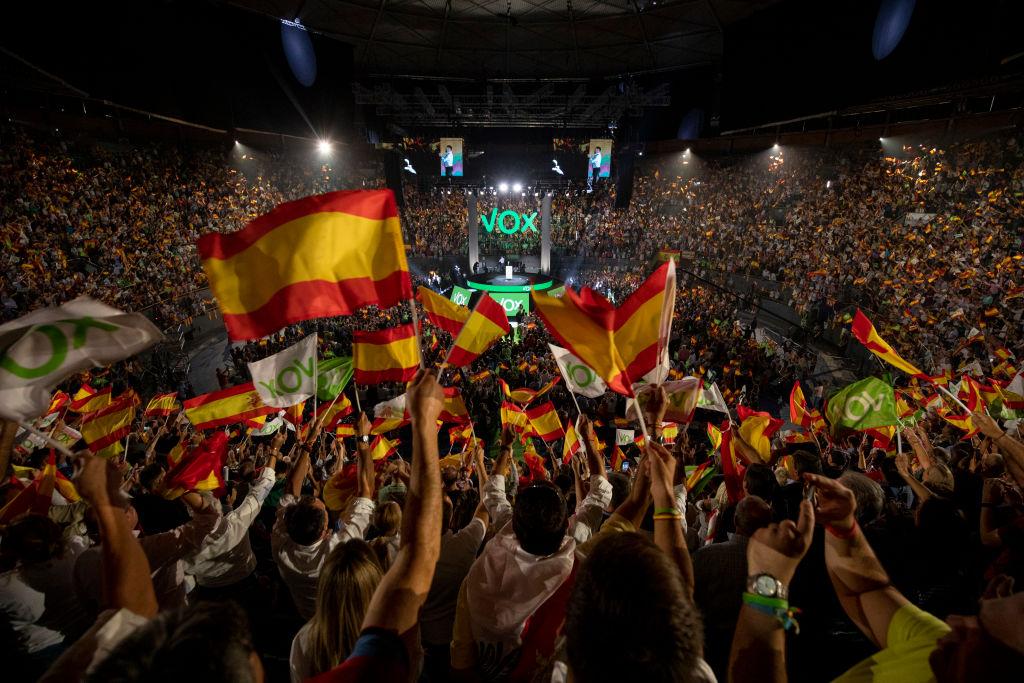 Imagen de partidarios de Vox con banderas de España