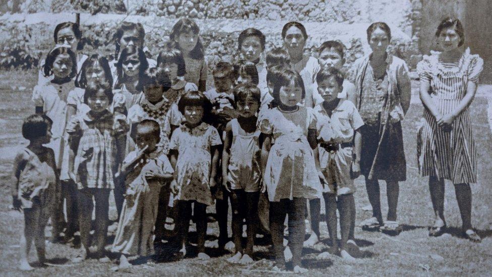 Foto de meninos e meninas na ex-fazenda de Temixco