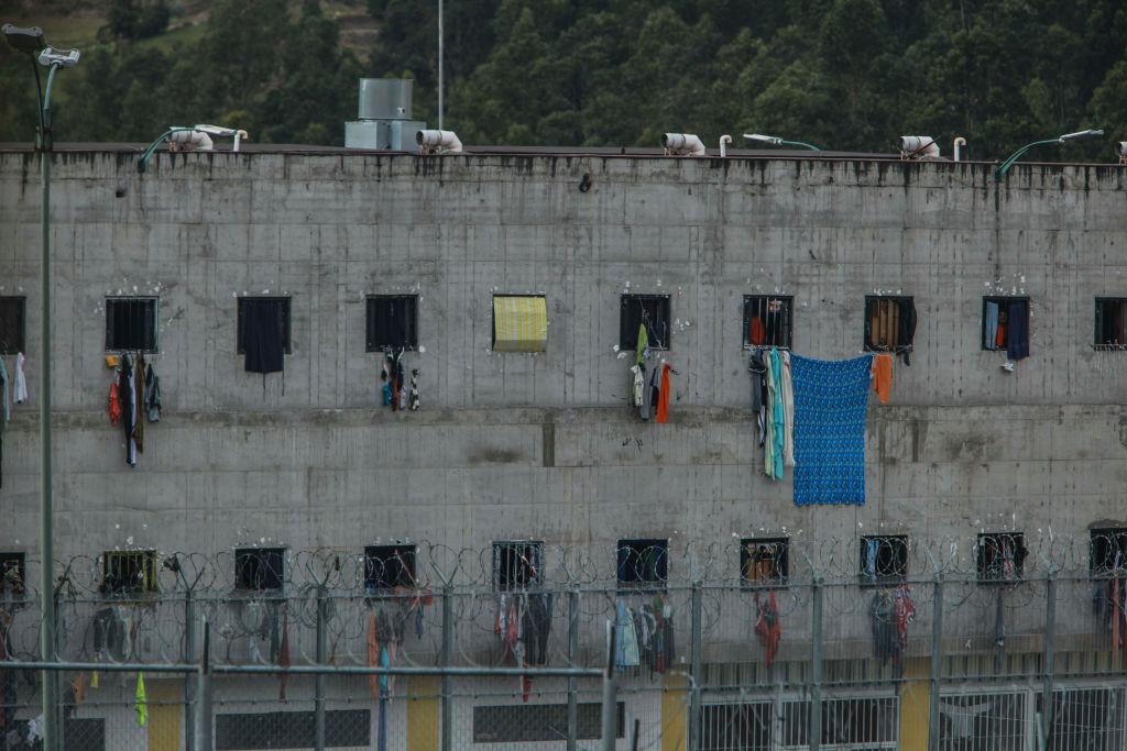 Vista desde el exterior de una cárcel ecuatoriana.