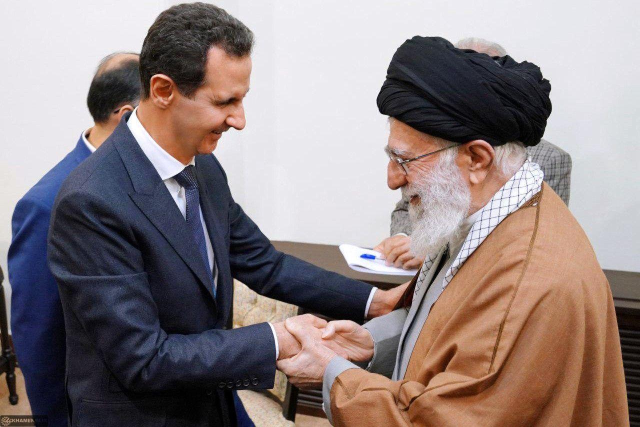 Aperto de mãos entre Bashar al-Assad entre Ali Khamenei 