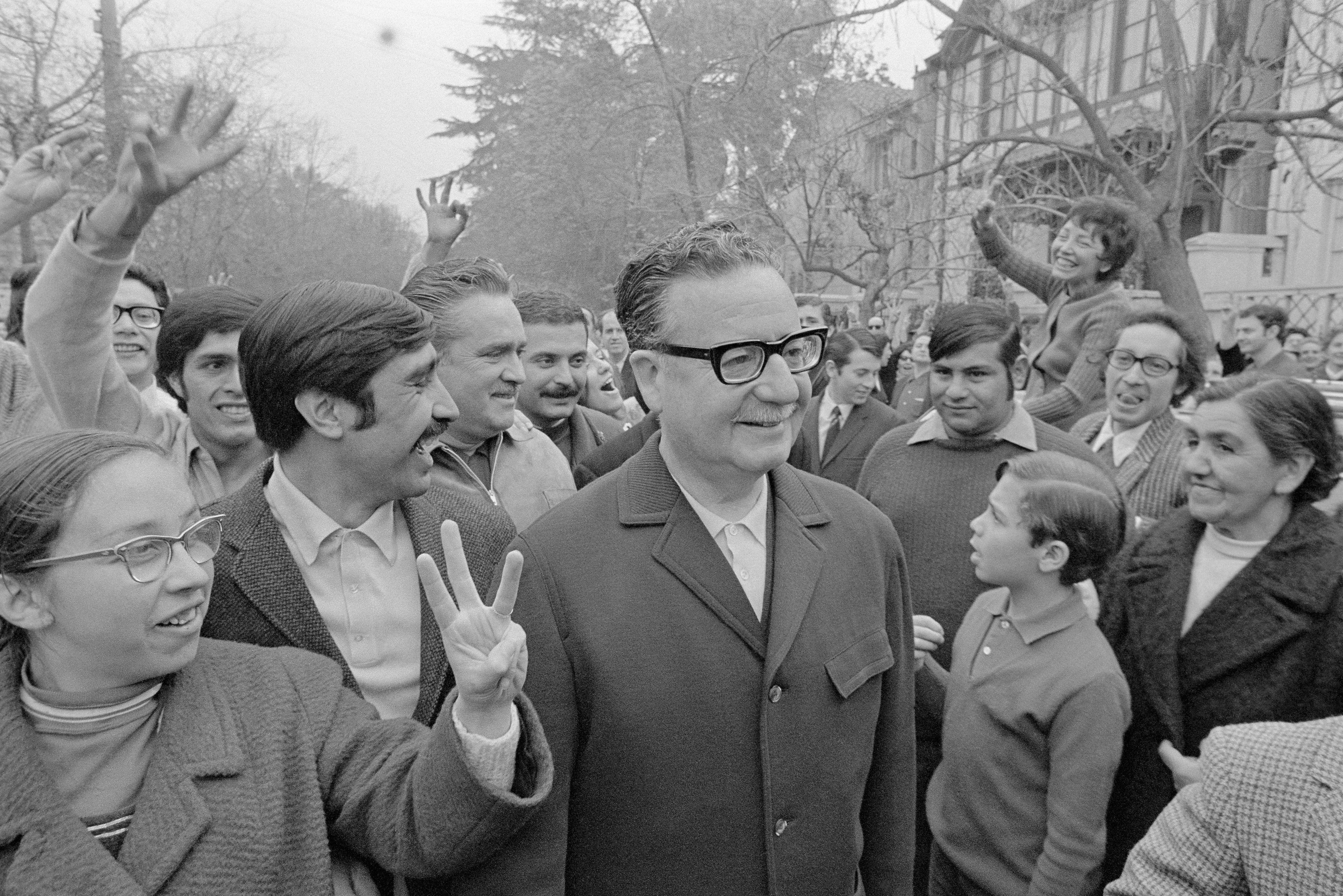 Salvador Allende rodeado de seguidores en las elecciones de Chile de 1970.