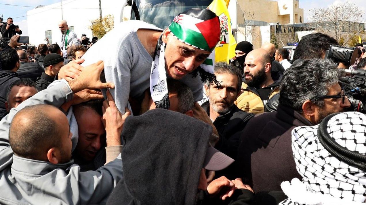 فلسطيني مفرج عنه ضمن عمليات تبادل الرهائن والسجناء بين إسرائيل وحماس.