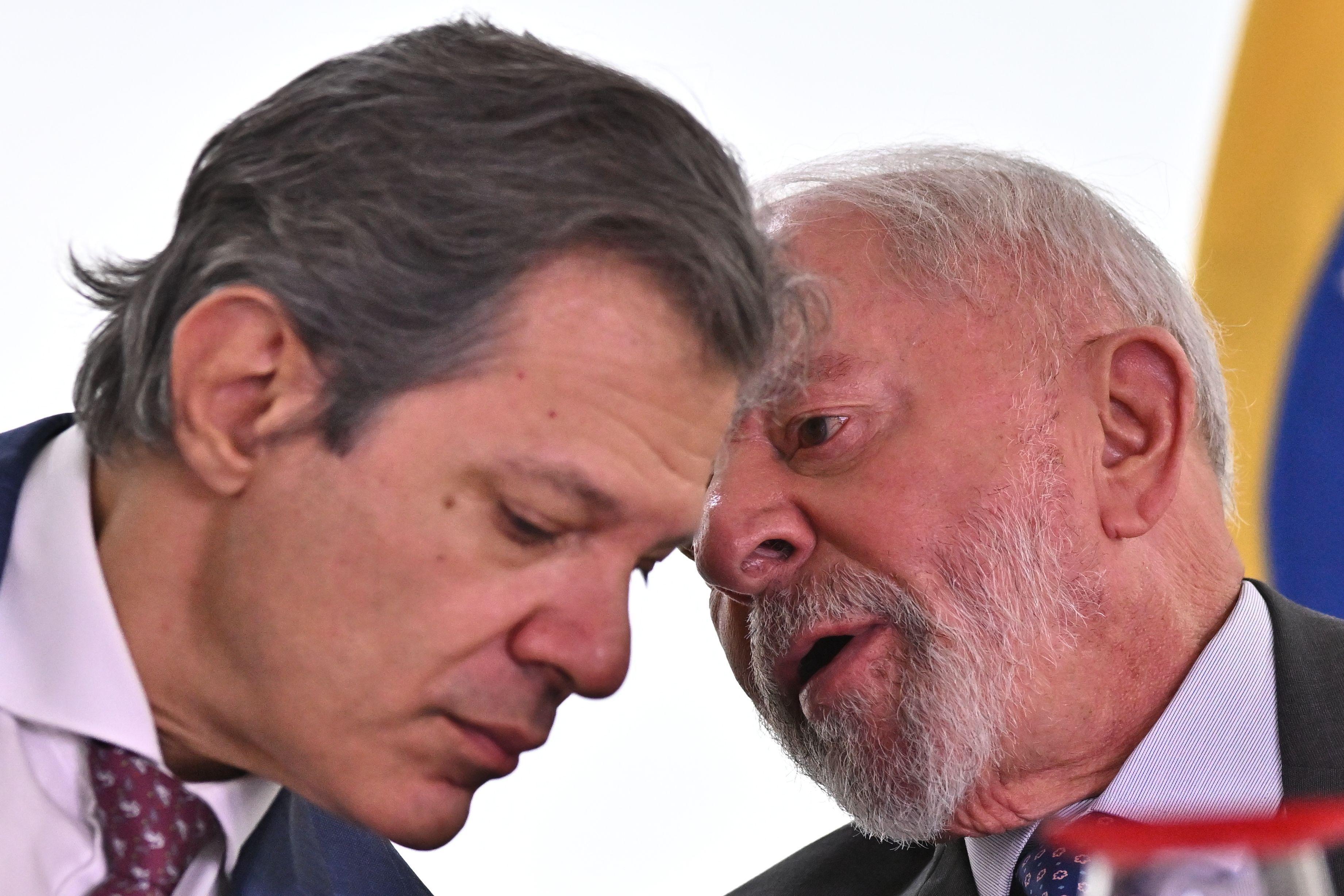 Hadad e Lula conversam 