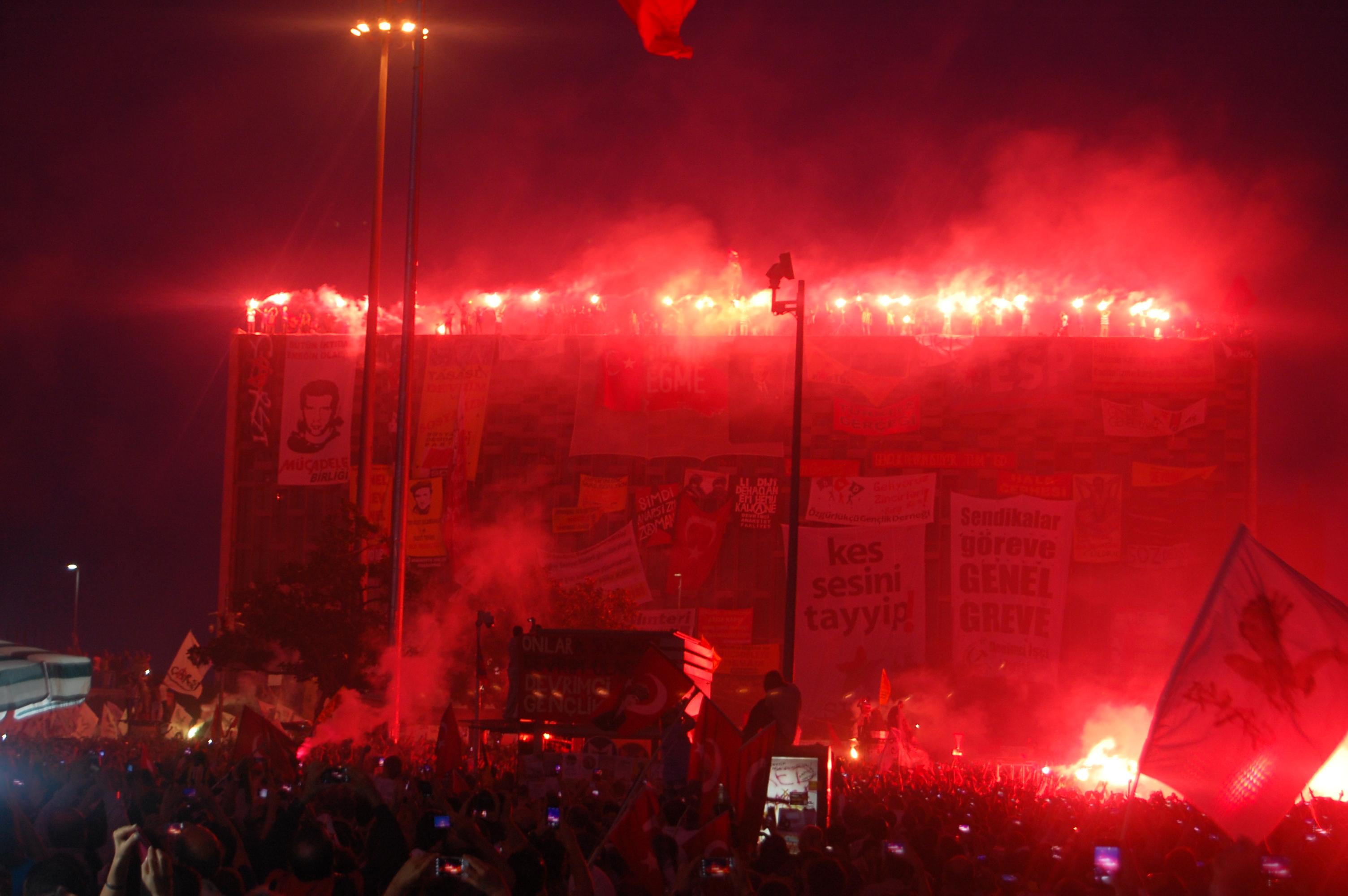 Taksim'e yürüyen taraftar grupları AKM'nin üstünde ve önünde meşaleler yaktı