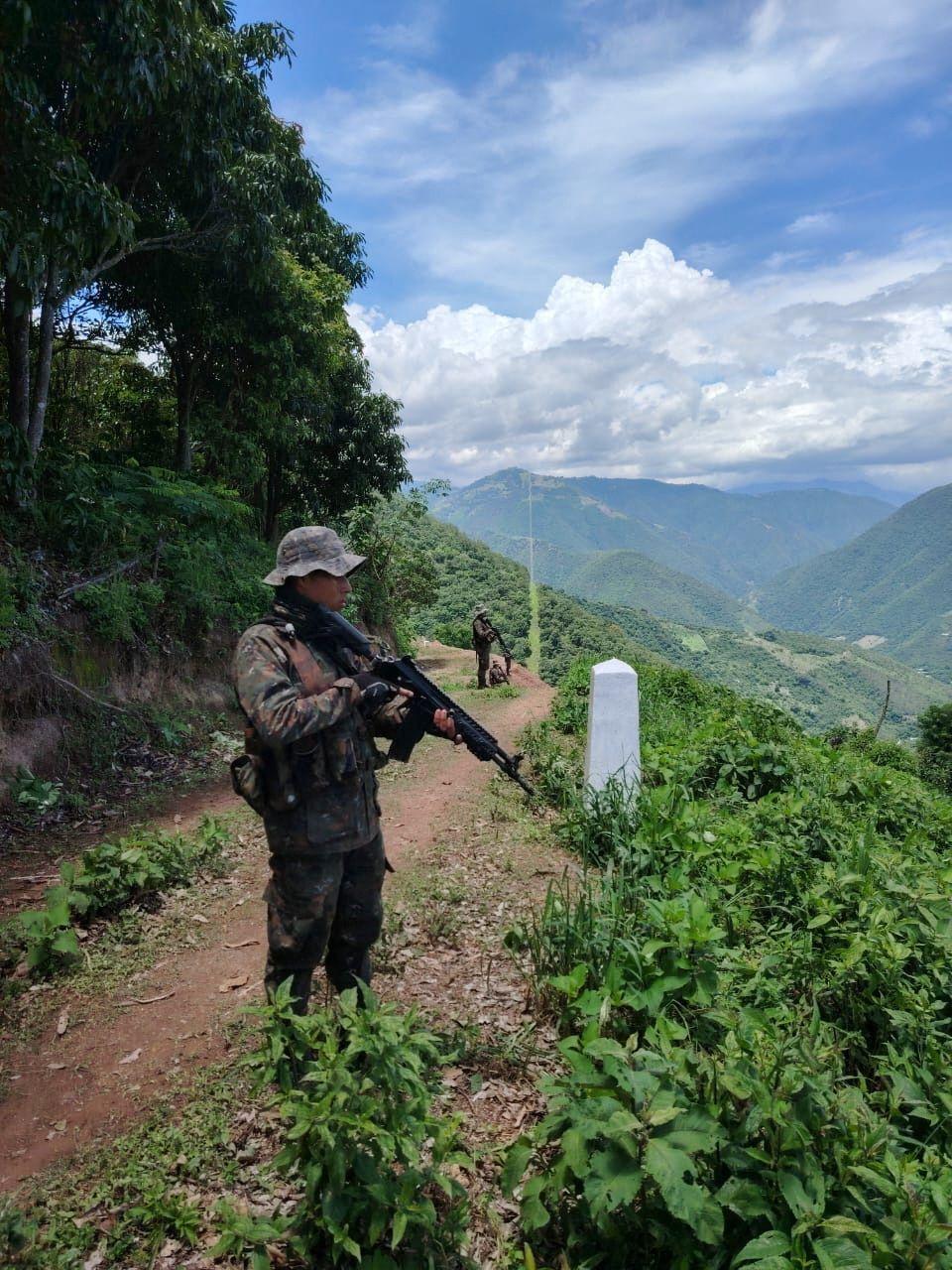 Un efectivo de seguridad de Guatemala vigila la frontera