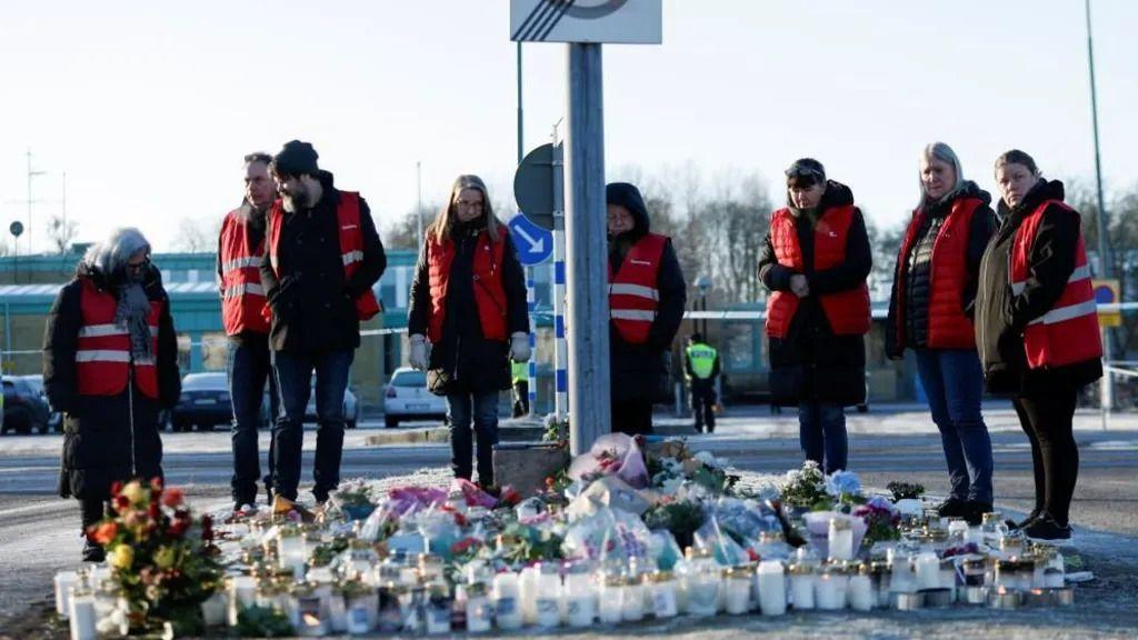 Stanovnici polažu cveće i sveće ispred škole, odavajući počast žrtvama