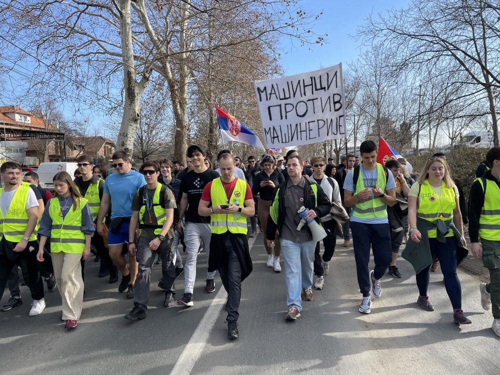 Beogradski studenti marširaju do Novog Sada, mnogi ih pozdravljaju 3 studenti, studentski protest